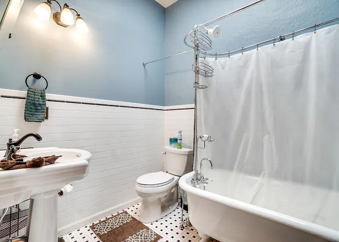 1 Mi To Uw: Historic Apartment Laramie