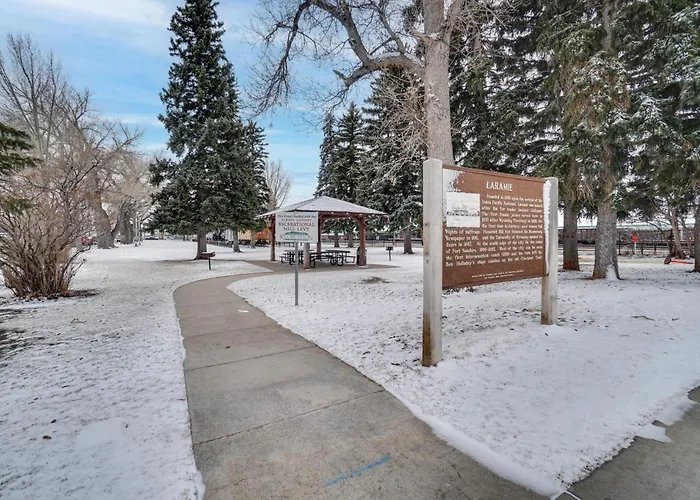 1 Mi To Uw: Historic Apartment Laramie