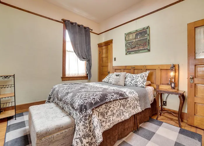 1 Mi To Uw: Historic Apartment Laramie