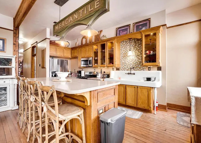 1 Mi To Uw: Historic Apartment