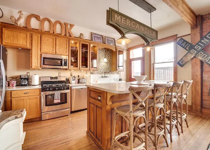 1 Mi To Uw: Historic Apartment