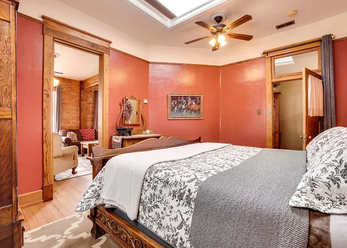 1 Mi To Uw: Historic Apartment *